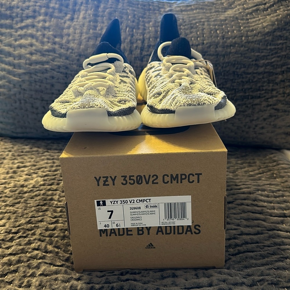 YZY 350 V2 CMPCT